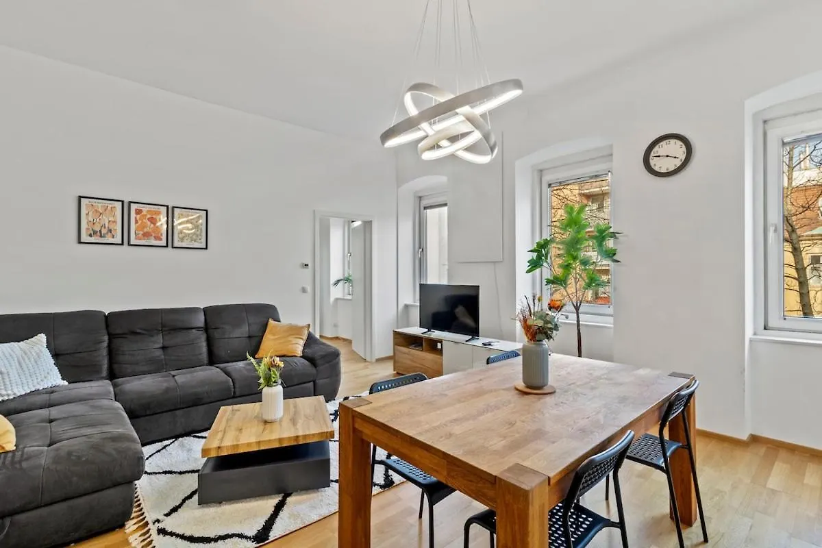 7 Min To Shopping Street I 5 Min To Train Station location
